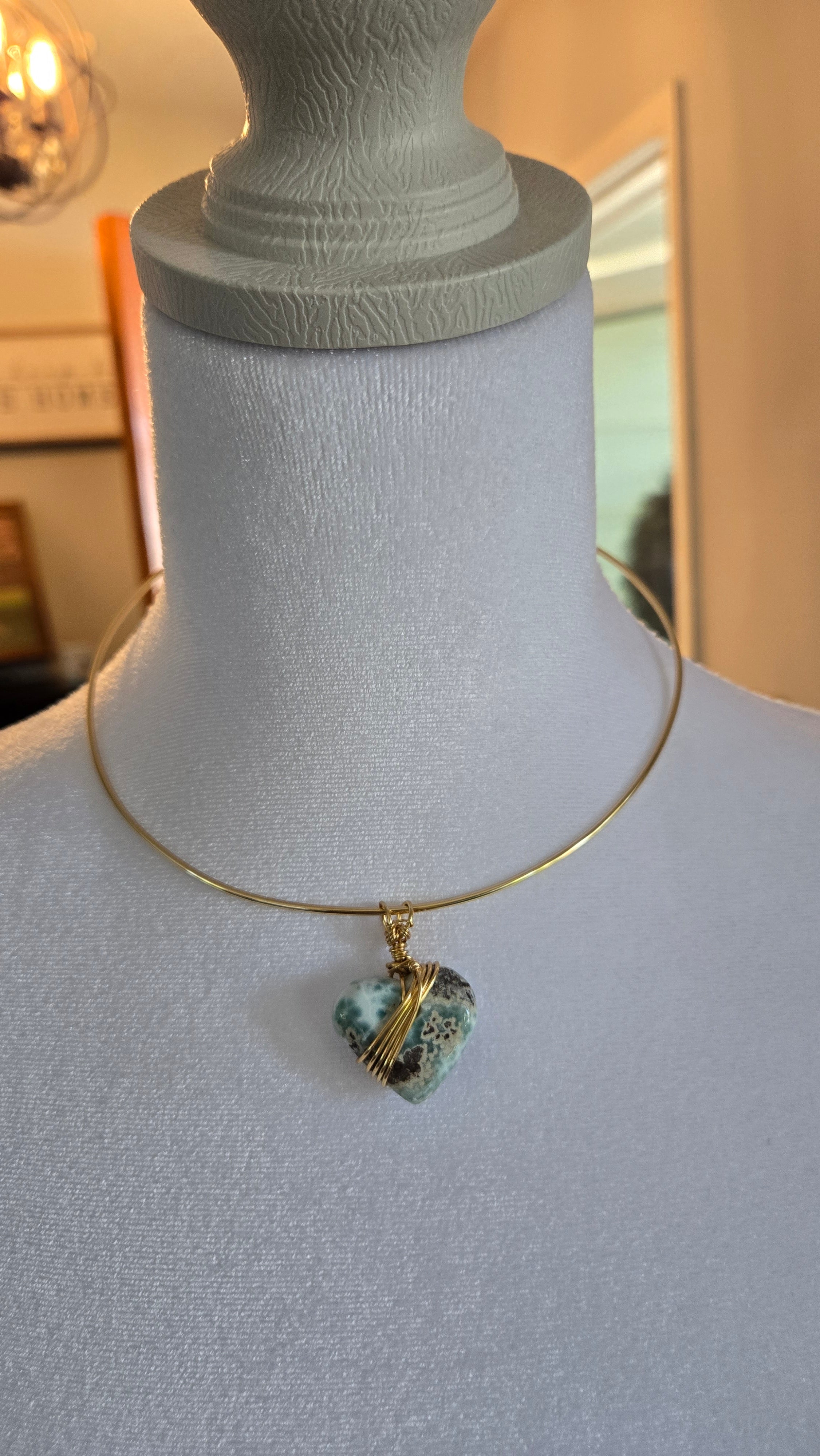 Wire-wrapped Medium Heart Gargantilla/choker