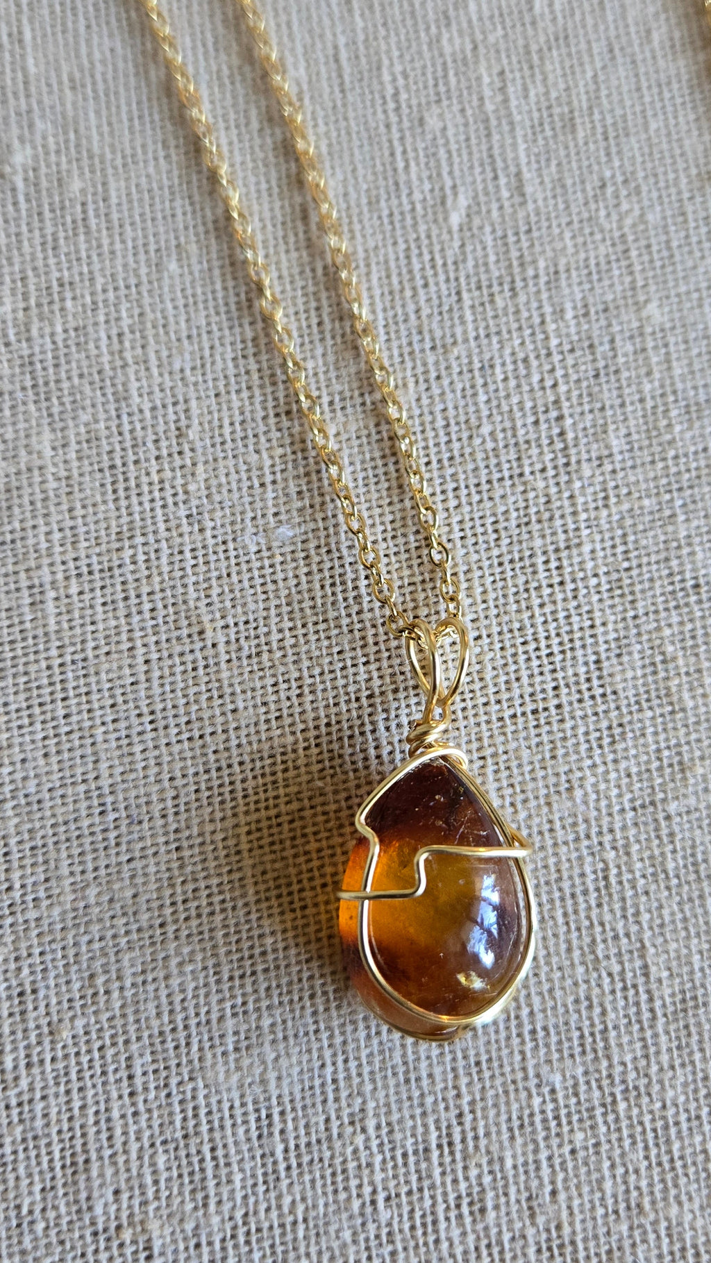 One Amber pendant necklace