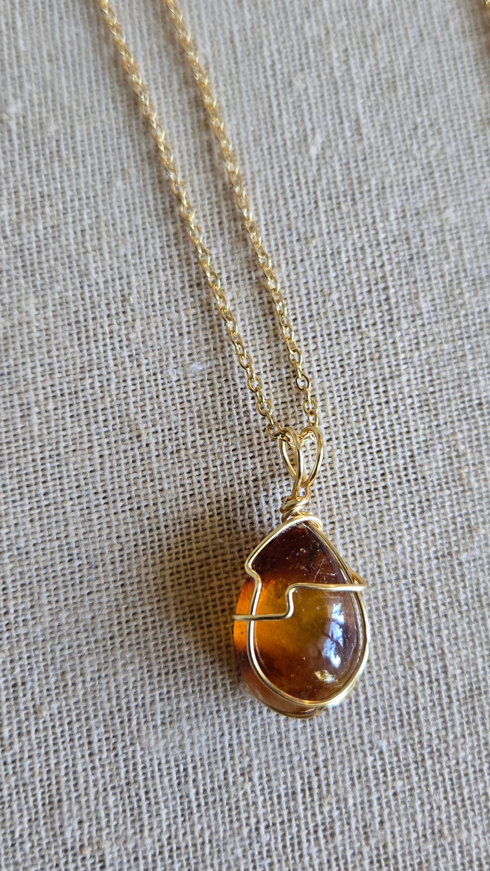 One Amber pendant necklace